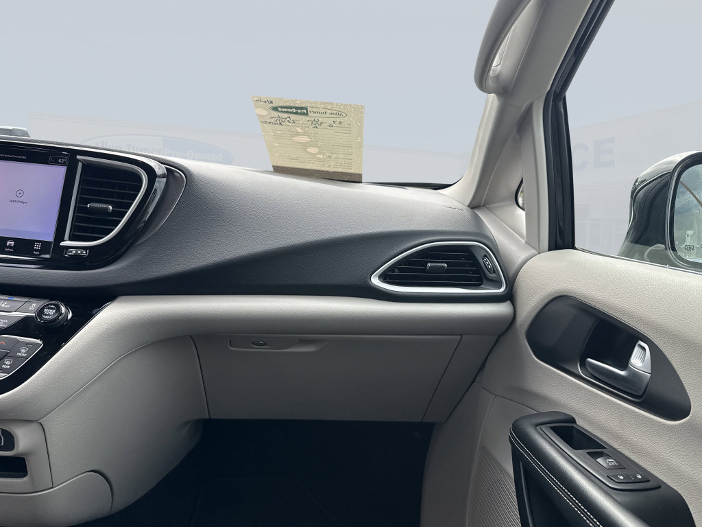 Used 2024 Chrysler Pacifica Touring-L FWD image 16