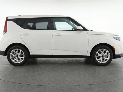 Used 2025 Kia Soul LX w/ LX Technology Package FWD image 11