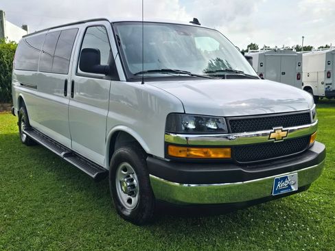 Used 2025 Chevrolet Express 3500 LT w/ LT Preferred Equipment Group RWD image 7