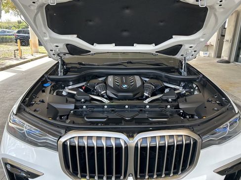 Used 2022 BMW X7 M50i image 11