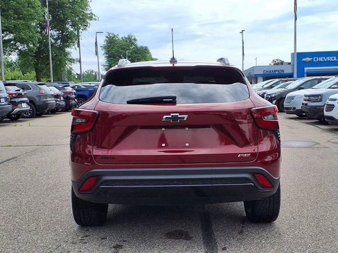 Used 2024 Chevrolet Trax RS w/ Sunroof Package FWD image 6