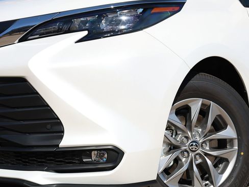 New 2026 Toyota Sienna XLE image 12