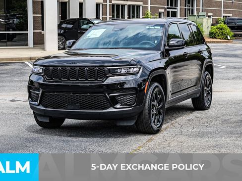 Used 2025 Jeep Grand Cherokee Altitude AWD/4WD image 4