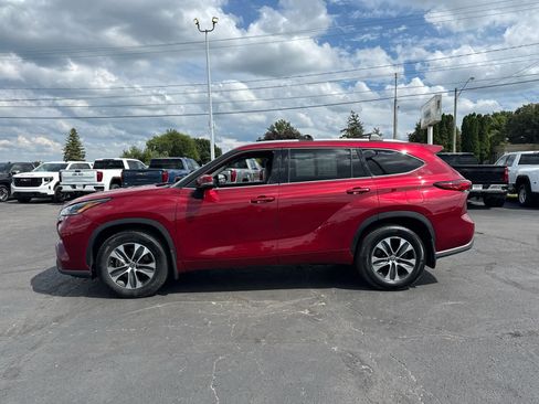 Used 2021 Toyota Highlander XLE AWD/4WD image 2