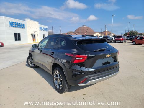 Used 2025 Chevrolet Trax LT w/ LT Convenience Package image 5