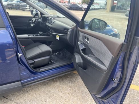 Used 2023 Nissan Rogue SV image 21