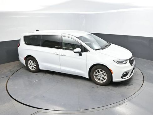 Used 2023 Chrysler Pacifica Touring-L FWD image 40