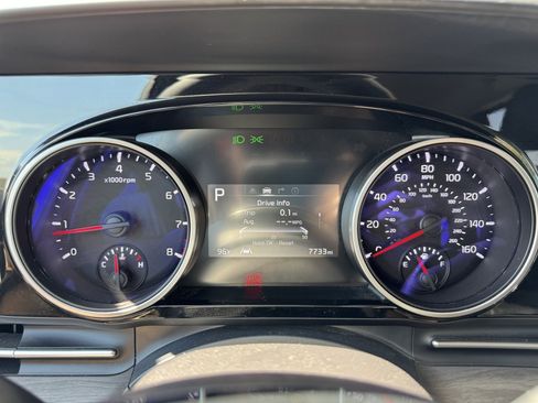 Used 2024 Kia Carnival EX image 18