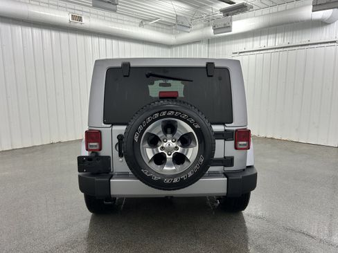 Used 2018 Jeep Wrangler Unlimited Sahara w/ Connectivity Group AWD/4WD image 28