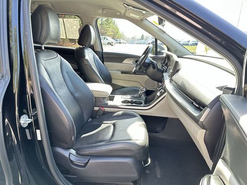 Used 2023 Kia Carnival LX image 25