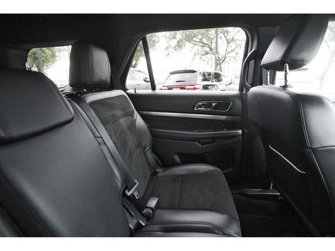 Used 2018 Ford Explorer XLT w/ Equipment Group 202A FWD image 13