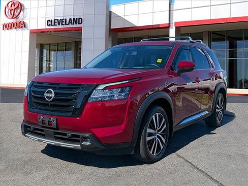 Used 2024 Nissan Pathfinder Platinum w/ Black Appearance Package image 5