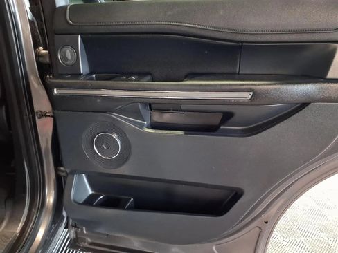 Used 2019 Ford Expedition XLT w/ Equipment Group 202A AWD/4WD image 11