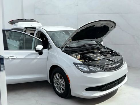 Used 2023 Chrysler Voyager LX image 12