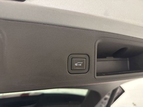 Used 2024 GMC Terrain SLT w/ Infotainment Package II AWD/4WD image 8