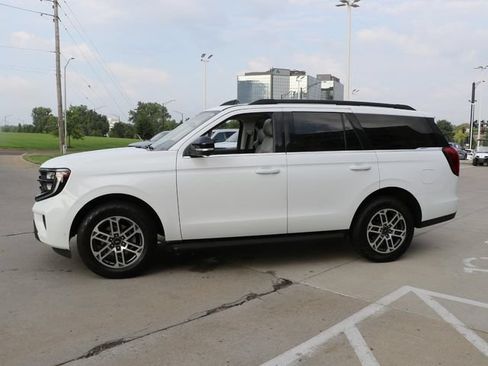 Used 2025 Ford Expedition Active AWD/4WD image 4