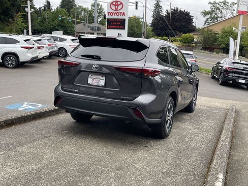Certified 2024 Toyota Highlander XLE AWD/4WD image 7
