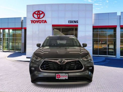 Used 2024 Toyota Highlander Platinum image 2
