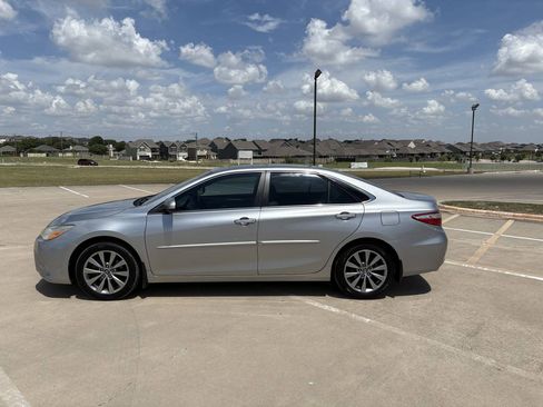 Used 2017 Toyota Camry XLE FWD image 2