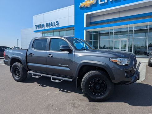 Used 2018 Toyota Tacoma TRD Off-Road w/ Technology Package AWD/4WD image 1