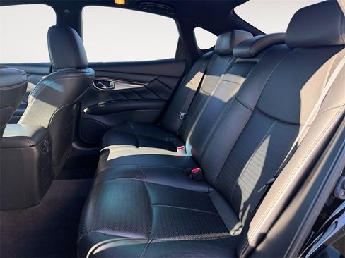 Used 2019 INFINITI Q70 Luxe w/ Sport Package image 13