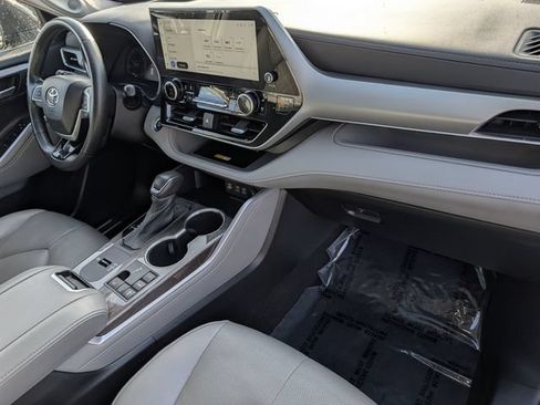 Used 2023 Toyota Highlander Platinum FWD image 34