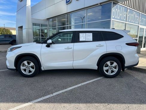 Used 2024 Toyota Highlander LE image 2