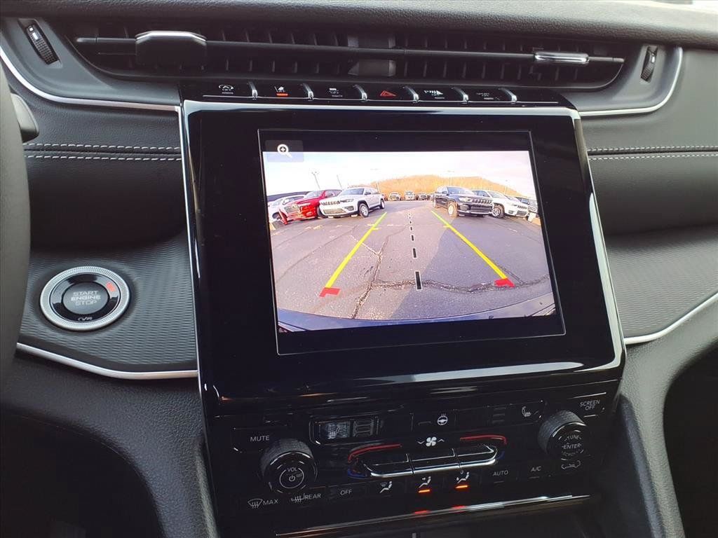 New 2025 Jeep Grand Cherokee Laredo X w/ Luxury Tech Group I AWD/4WD image 8