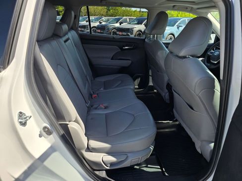 Used 2023 Toyota Highlander XLE AWD/4WD image 12