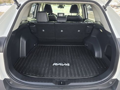 Used 2022 Toyota RAV4 XLE Premium image 20
