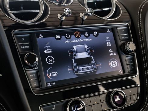Used 2017 Bentley Bentayga image 29