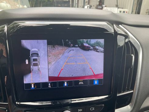 Used 2022 Chevrolet Traverse RS FWD image 25