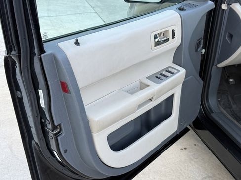 Used 2009 Ford Flex SE image 19