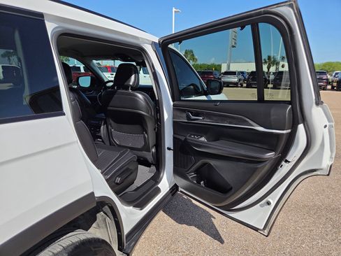 Used 2024 Jeep Grand Cherokee L Limited w/ Luxury Tech Group II RWD image 16