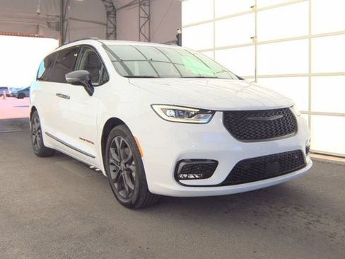 Used 2024 Chrysler Pacifica Touring-L w/ Road Tripper Package FWD image 2