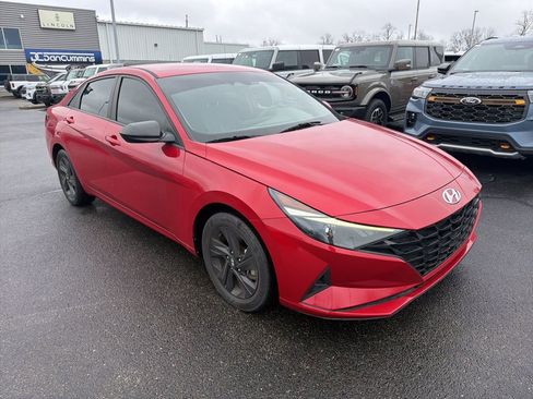 Used 2021 Hyundai Elantra SEL image 2