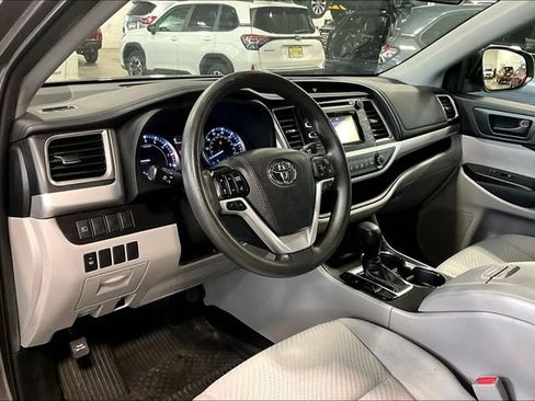 Used 2019 Toyota Highlander LE AWD/4WD image 14