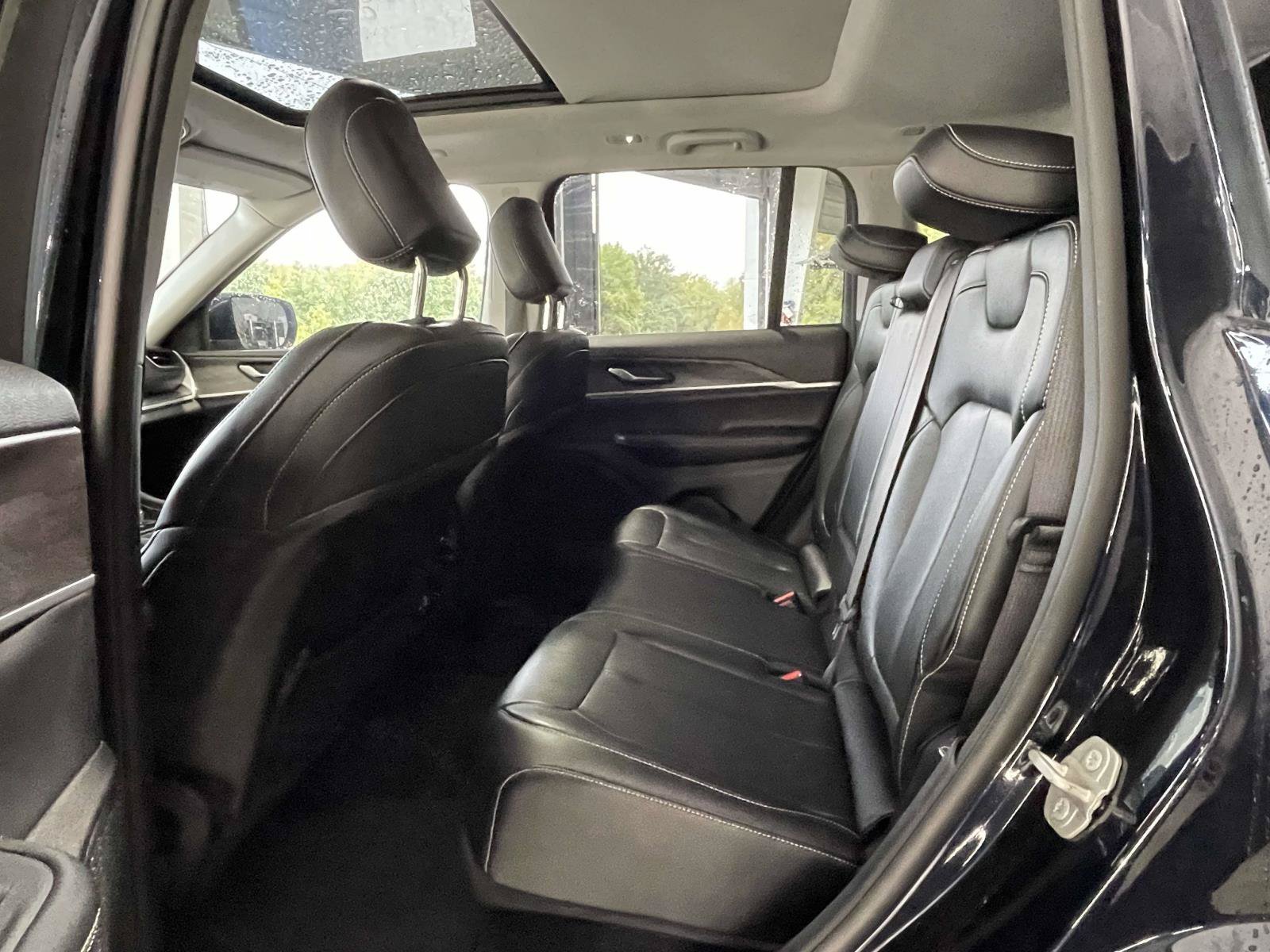 Used 2023 Jeep Grand Cherokee Limited AWD/4WD image 12