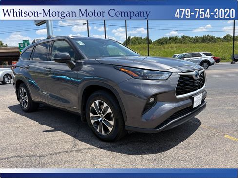 Used 2022 Toyota Highlander XLE AWD/4WD image 3