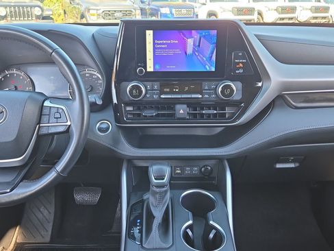 Used 2024 Toyota Highlander LE image 17