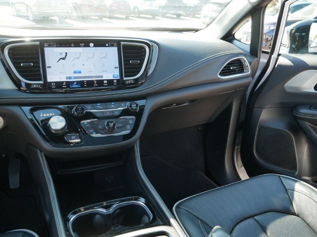 Used 2026 Chrysler Pacifica Limited FWD image 24