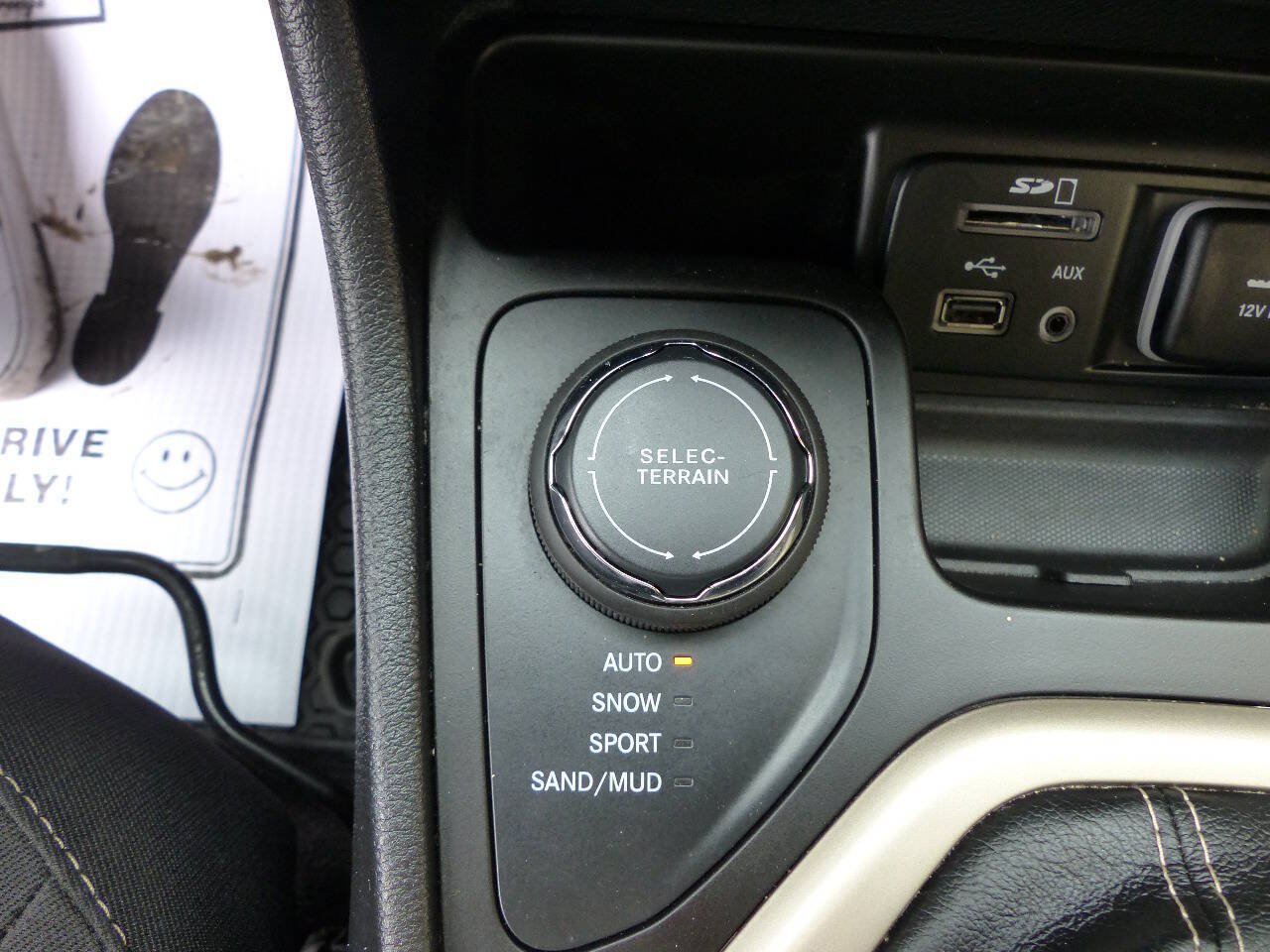 Used 2017 Jeep Cherokee Latitude w/ Cold Weather Group AWD/4WD image 34