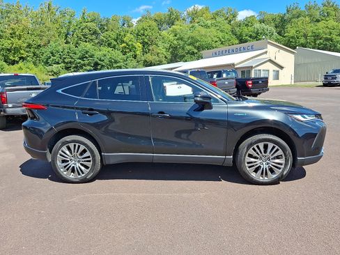 Used 2021 Toyota Venza XLE image 12