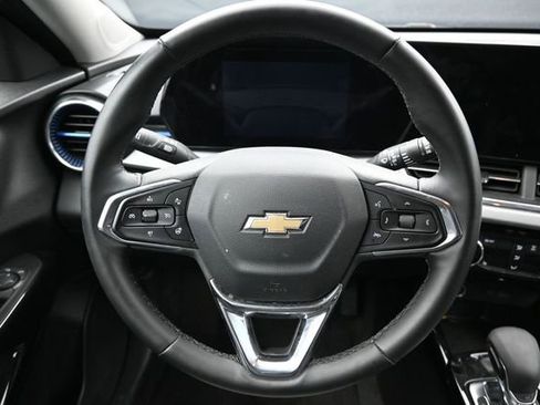 Used 2025 Chevrolet Trax LT w/ LT Convenience Package FWD image 14