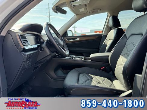 Used 2025 Volkswagen Atlas SE AWD/4WD image 35