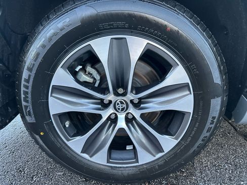 Used 2022 Toyota Highlander XLE image 16