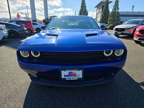 Used 2019 Dodge Challenger SXT w/ Driver Convenience Group RWD image 8