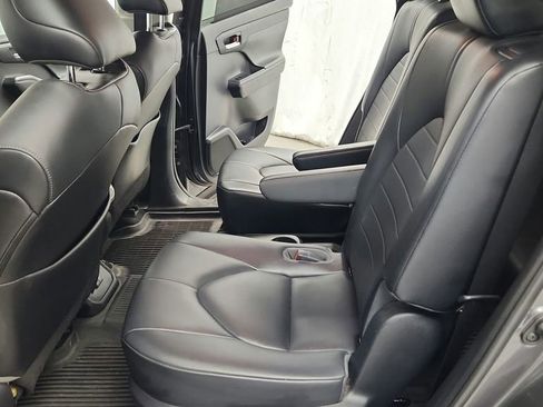 Used 2021 Toyota Highlander XLE FWD image 33