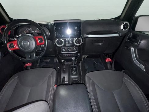 Used 2018 Jeep Wrangler Unlimited Sahara w/ Connectivity Group AWD/4WD image 9