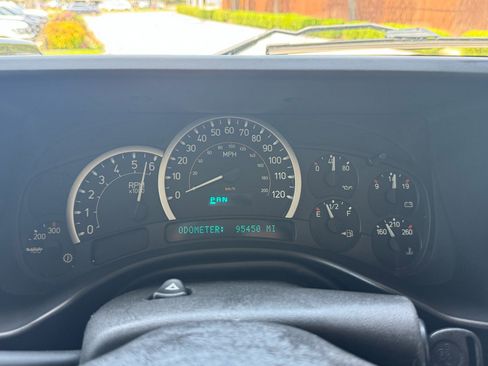 Used 2005 HUMMER H2 SUT w/ Preferred Equipment Group AWD/4WD image 16